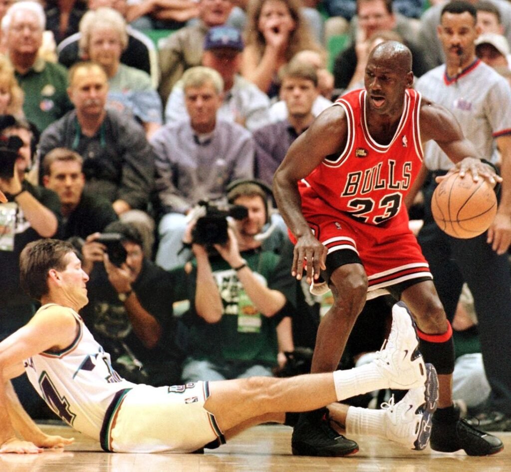 Michael Jordan’s 1998 NBA Finals sneakers sell for a record $2.2 million | ACTPnews