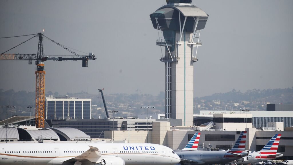 Here’s the real reason to turn on airplane mode when you fly | ACTPnews