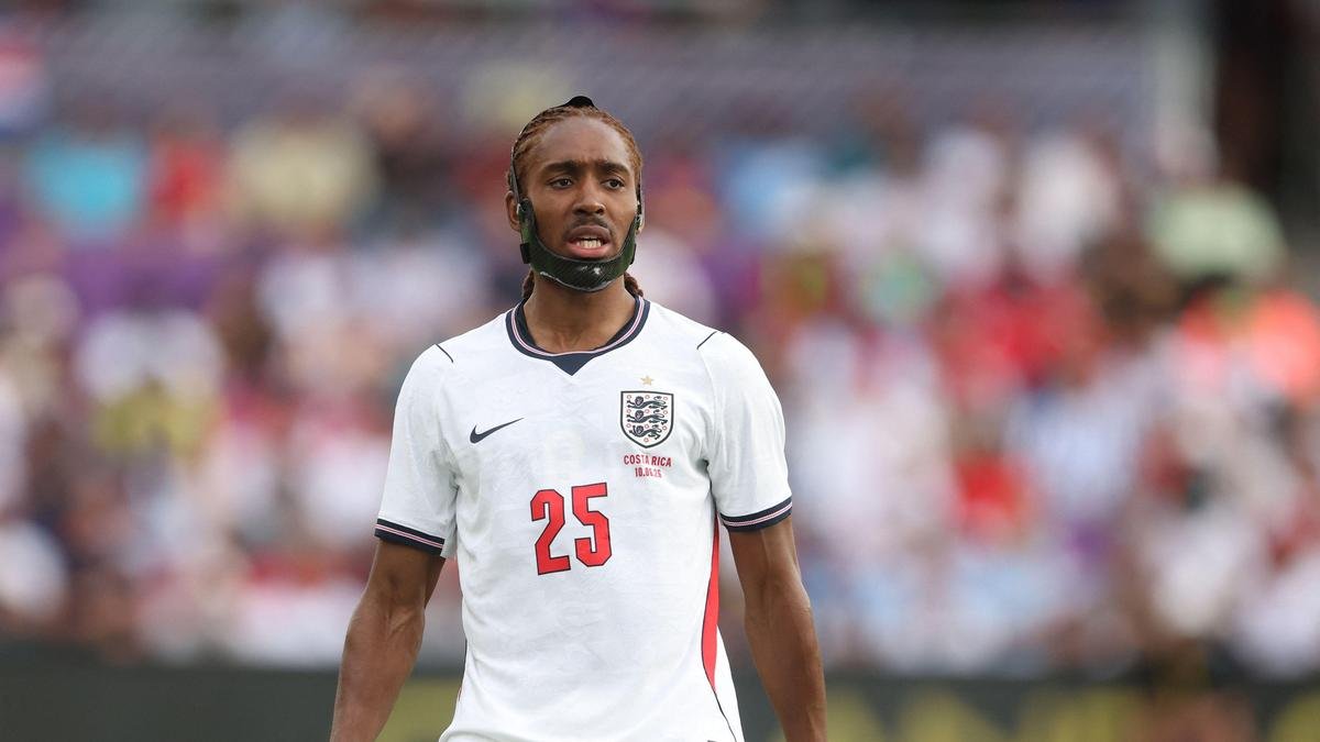 Who is the England player wearing a mask against Croatia in FIFA World Cup 2026?