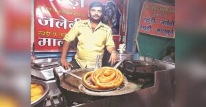 No vada pav on newspaper in Maharashtra: FDA cracks whip on food vendors | India News | ACTPnews