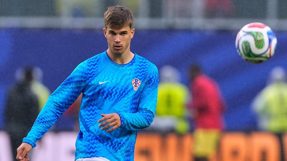 Brighton signs Croatia defender Vuskovic from Tottenham