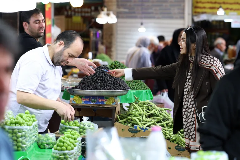 epa12913089 Iranians shop in the Tajrish bazaar in Tehran, Iran, 25 April 2026. US President Donald Trump announced that a ceasefire between the United States and Iran has been extended, additional talks between the US and Iran are expected to be held in Pakistan. EPA/ABEDIN TAHERKENAREH