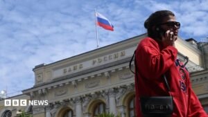 Russians turn to cash putting more strain on slowing wartime economy | ACTPnews