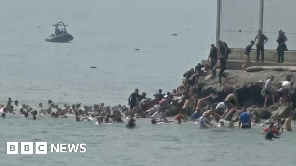Migrants seen swimming around border fence of Spanish enclave Ceuta | ACTPnews