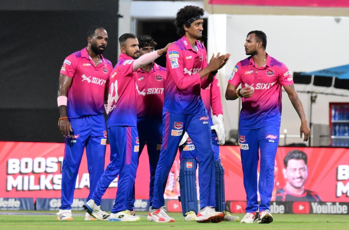 T Natarajan, right, of Tiruppur Tamizhans took two wickets against Kovai Kings.