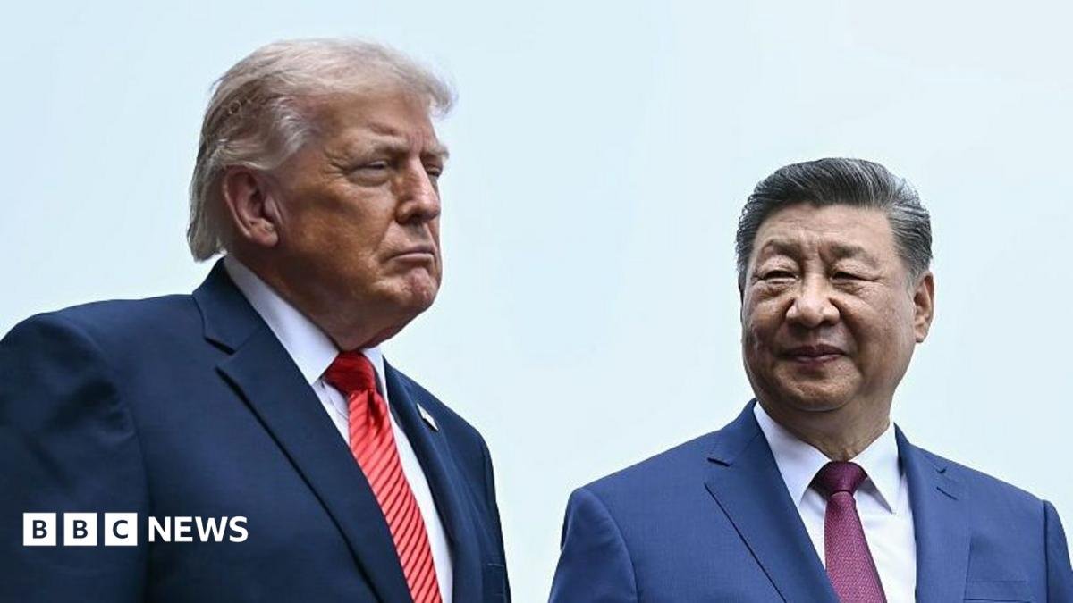 Trump and Xi stand next to eachother