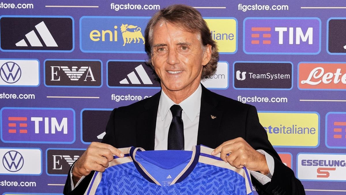 Roberto Mancini names 34 players in first Italy squad since returning