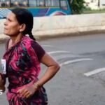 Mum’s viral barefoot race sparks debate over India’s education crisis | ACTPnews