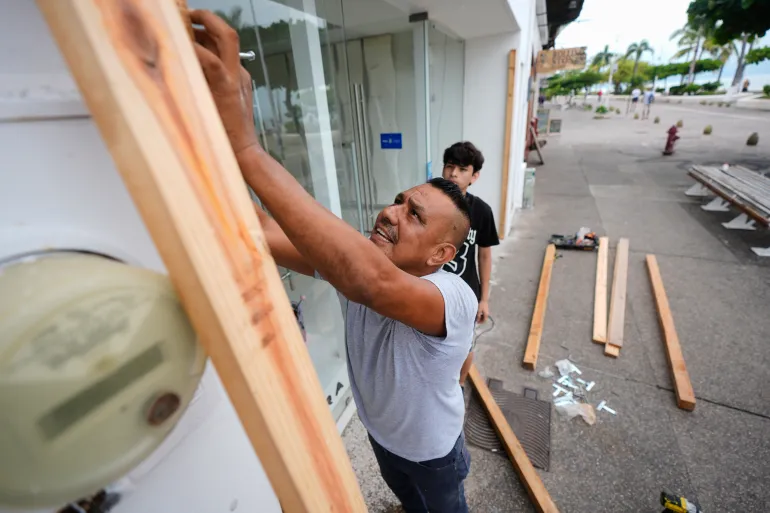 Mexican president urges residents to shelter as Hurricane Simon approaches | Weather News | ACTPnews